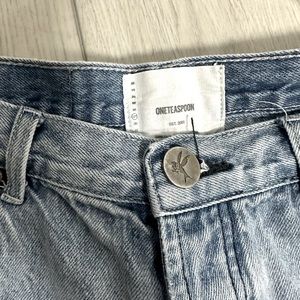 One teaspoon , is blue and is a size 27 .